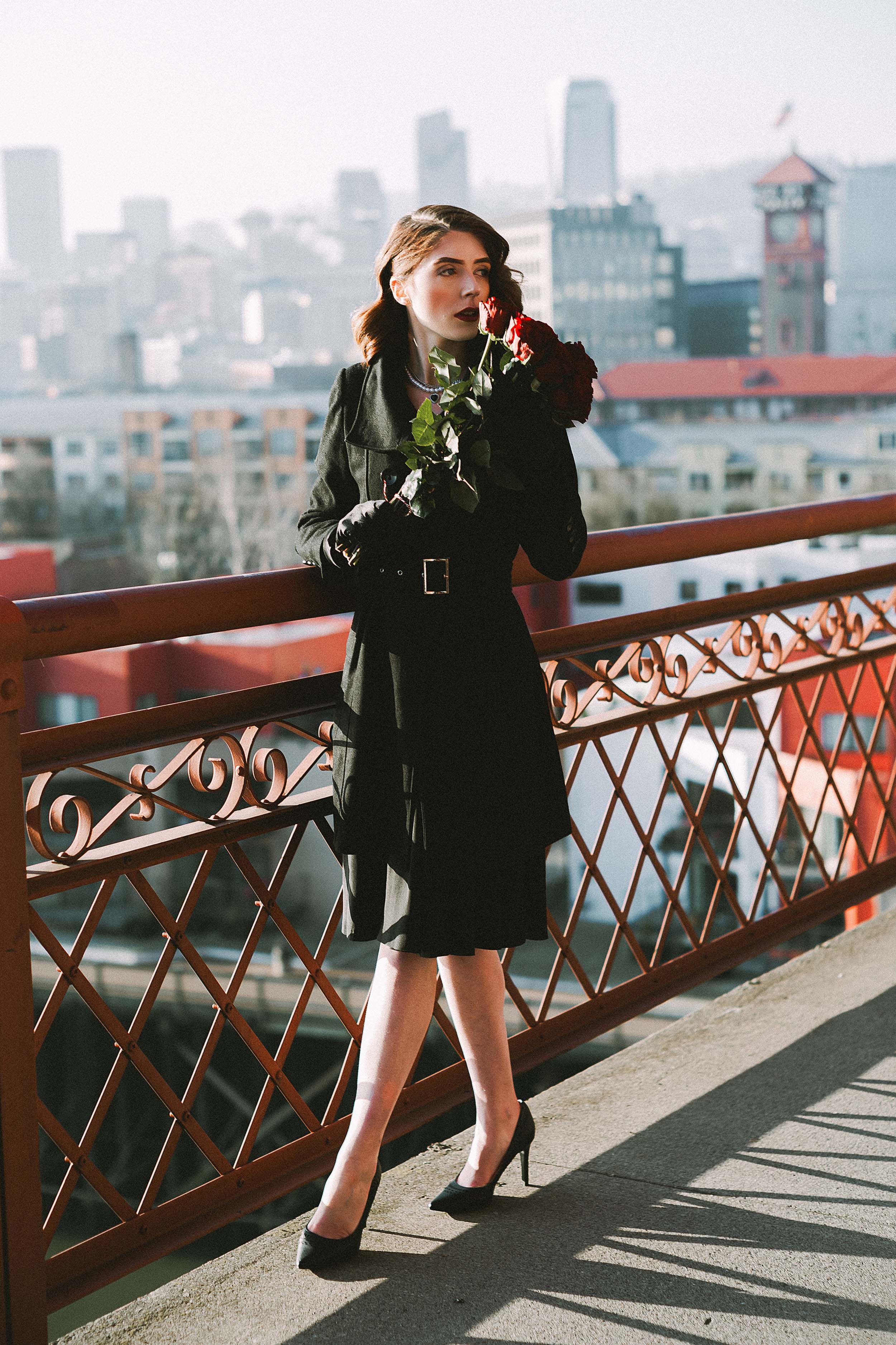 Elegant and Romantic 40s-Inspired Portraits on the Broadway Bridge — photograph 12 of 23